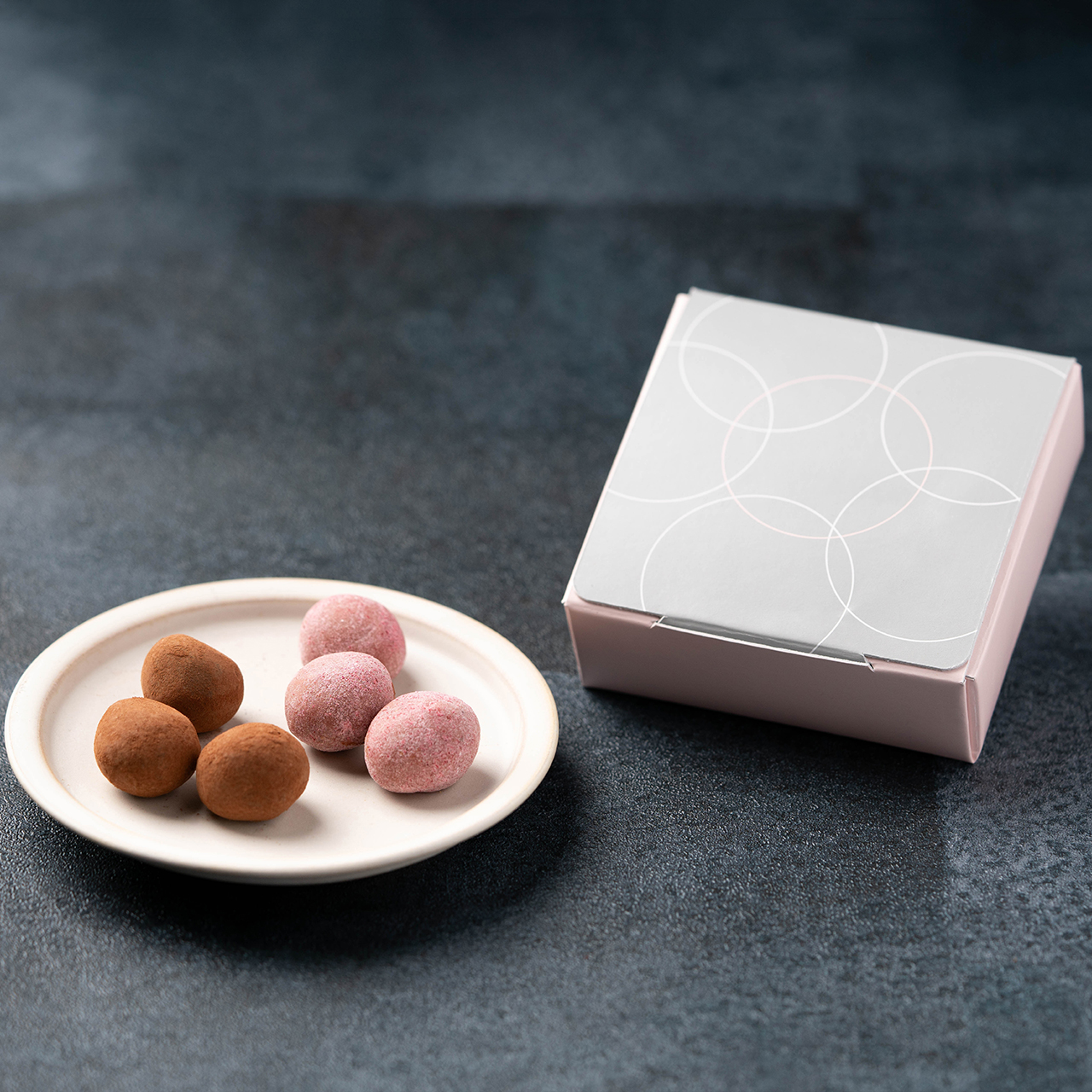 熟成トリュフ6粒入（あまおう苺・小豆）